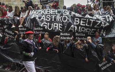 Hekimenek alardearen berri ematen ari ziren kazetarien aurkako erasoak salatzen ditu