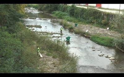 Ordiziako Udalak 3 500 kg zabor atera ditu oraingoz Oria eta Amundarain ibaietako garbiketan