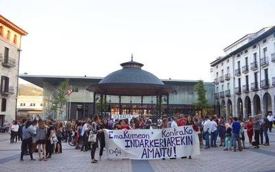 Bilbon jazotako hilketa matxista gaitzetsi dute dozenaka herritarrek