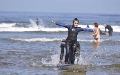 Ia ehun lagunek parte hartu zuten Barinatxeko surf inklusibo jardunaldian