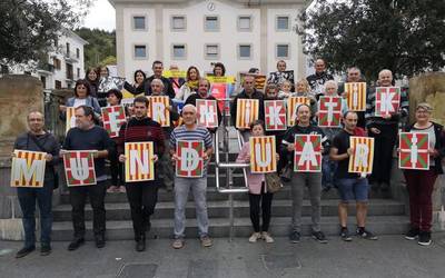 Aretxabaletatik Kataluniara begira erreferendumaren urteurrenean