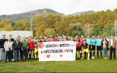 Baztan futbol taldeko diru-sarrerak minbiziaren kontrako borroka laguntzeko bideratu dituzte