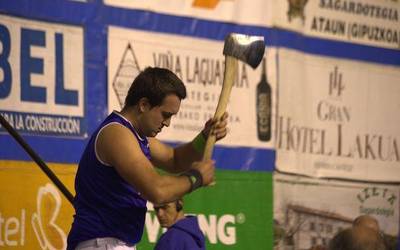 Mikel Larrañaga Lehen Mailako Aizkora Txapelketako finalean izango da igandean