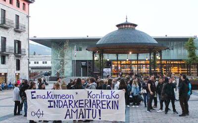 Azken hilketa matxista salatu eta emakumeenganako indarkeriarekin bukatzeko eskatu dute dozenaka lagunek