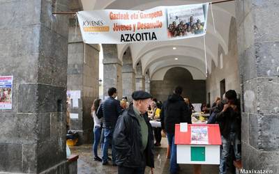 Beningo umeei laguntzeko, jendetza bildu da Kontzejupean