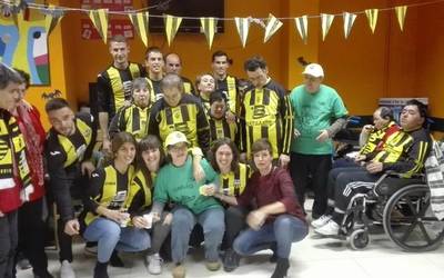 Elorrioko futbol taldeko hainbat kidek Zumelegi egoitza bisitatu dute