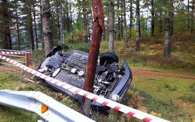 Atzo Krutzetan gertatutako istripuko autoa oraindik erretiratzeko