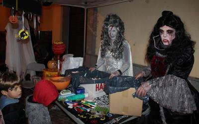 Euri azpian egin dute Halloween