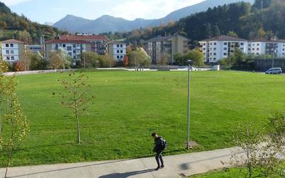 Zazpiko futbol zelaia, gertuago