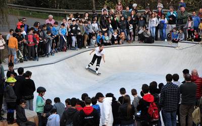 Jendetza batu da Skatepark berriaren inaugurazio jaira