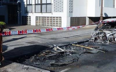 Hainbat edukiontzi eta auto bat erre dituzte Zumaburun