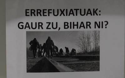 “Errefuxiatuak: Gaur zu, bihar ni?” erakusketa ikusgai Plazida Otaño liburutegiko erakusketa aretoan