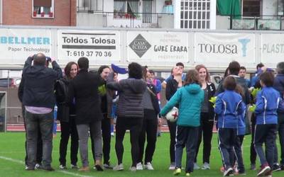 Omenaldia jaso zuten Tolosako C.F.-ko gimnasia erritmikoko absolutu mailako neskek