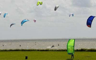 Surf- eta parapente-eskoletan lehiakortasuna sustatu gura du Sopelako Udalak