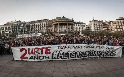 Bi epaile auzitik baztertzea eskatzeagatik 600 euroko izurra ezarri diete Altsasuko gazteei