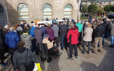 Pentsioen alde kontzentrazioa egin du gaur herriko jubilatu eta pentsionista talde batek
