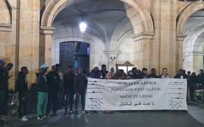 'Inor ez da ilegala' lelopean elkarretaratzea
