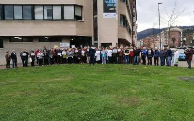 Sektore kaltetuena direla iritzita, Osakidetzan egin dute protesta pentsionistek