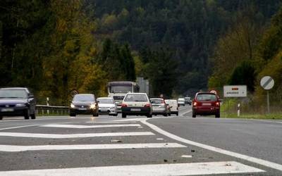 Auto istripua jazo da Amurrioko A-625 autobidean, baina ez da zauriturik egon