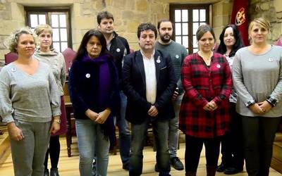 Azaroaren 25a dela eta, Adierazpen Instituzionala irakurri  dute gaur Zarauzko Udalbatzako ordezkari eta bozeramaleek