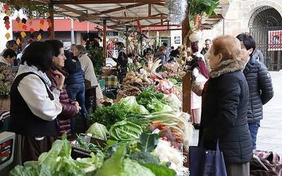 Kaleak betetzen hasi dira Santamas egunaz gozatzeko