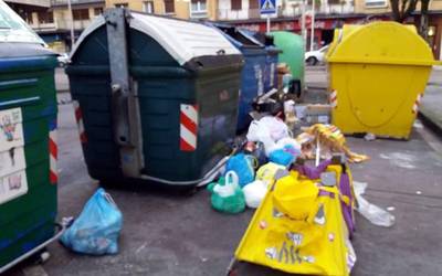 Jendeak zaborra edukiontzietatik kanpo uztea kritikatu du durangar batek argazkia ANBOTOra bidalita