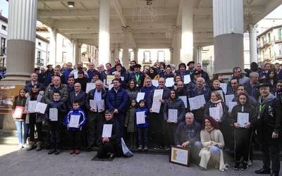 Aurten nazioartean saritutako Idiazabal gaztagileei aitortza egin diete Ordiziako Eguberrietako azokan