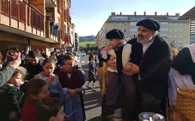 Olentzero, Mari Domingi eta ikastetxeetako haurrak kantuan aritu dira herriko kaleetan zehar