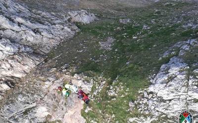 Udalatxen zegoen gizonezko bat helikopteroz eraman dute