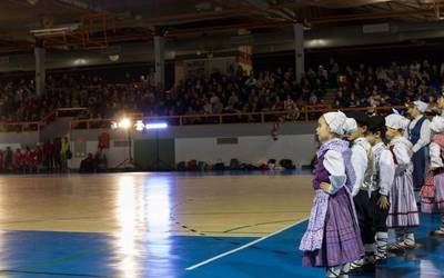 Salutxu Etxebarriari omenaldia eginez agurtu dute urtea Itxarkundia dantza taldeko kideek