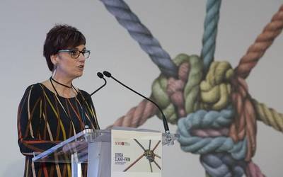 Beatriz Akizu: “Eusko Ikaskuntzak lagundu nahi du Euskal Herri osoa josiko duen begirada bat sortzen” (Elkarrizketa osorik)