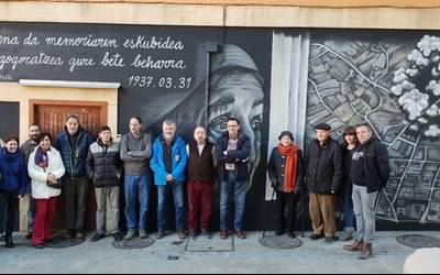 Elorrioko bonbardaketa gogoratzeko murala marraztu dute