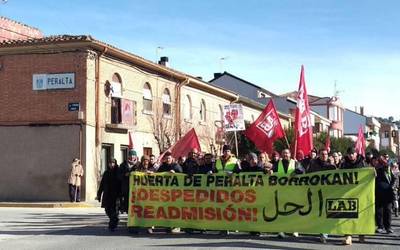 Elkartasun manifestazio handia egin dute Azkoienen Huertas de Peraltako langileek
