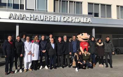 Gaixo dauden haurrei irribarrea ateratzera joan dira gorritxoak Ospitalegunera