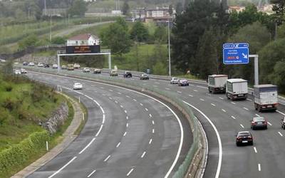Bidesariaren igoera salatu du 'AP-8 Peajerik Ez' plataformak