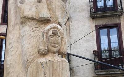 Botatako izeian totem bat egiten ari dira
