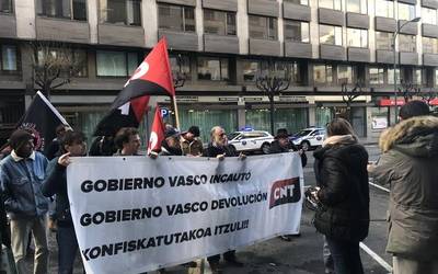 Oroimen Historikoaren alorreko legedia bete dezala eskatu dio CNTk Jaurlaritzari