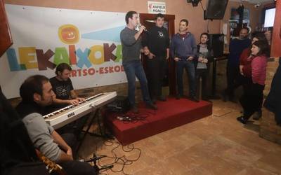 Lekaixokaren lehen bertso saio musikatua, eta ez azkena
