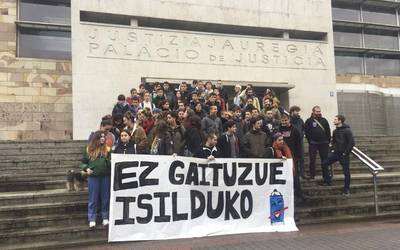 Deklaratzeari uko egin diote Sopelan pintadak egiteagatik salatutako bederatzi lagunek