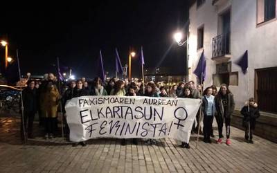 Andaluziar herriari elkartasun feminista adierazi diote elkarretaratze baten bidez