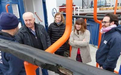 Felix Azurmendi erretoreak bedeinkatu du 'Aita Mari' ontzia