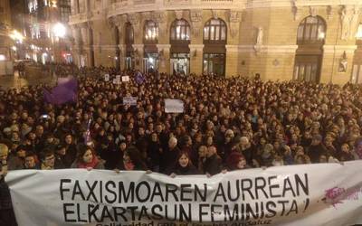 Elkarretaratze jendetsua Andaluziako emakumeei babesa adierazteko