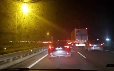 Auto gidari bat hil da AP8an Orion, kamioi batekin istripua izanda