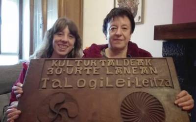 Leitzako ALKE kultur taldeak Villabona familiari oroigarria eman dio