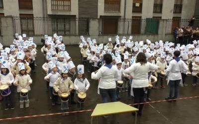 Danborrak astinduz egin diote ongietorria San Sebastian egunari La Salle ikastetxean