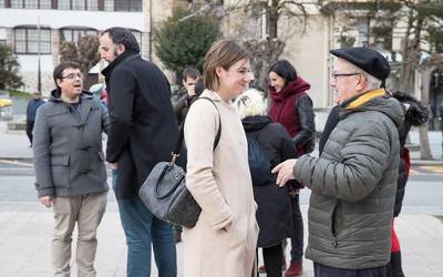 Ikurriña igo dute Arrasateko Arizmendiarrieta plazan