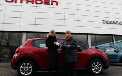 Vanesa Fernandez iurretarrak irabazi du JAEDen zozketa solidarioko autoa