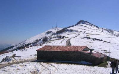 Arrolak Oiz mendira irteera antolatu du domekarako