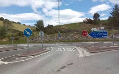 Lagun bat zauritu da Aian auto istripu batean
