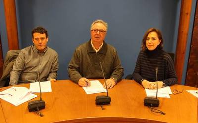 Irudietan: Orioko Udalak, Dikeko kontzertazio batzordeak eta Kofradiak hitzarmena sinatu dute